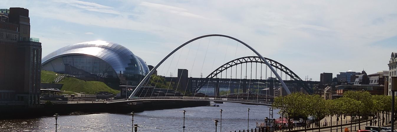 Zeven bruggen over de Tyne, geflankeerd door de oude gebouwen van Newcastle aan de rechterkant en de moderne regeneratie van Gateshead aan de linkerkant.