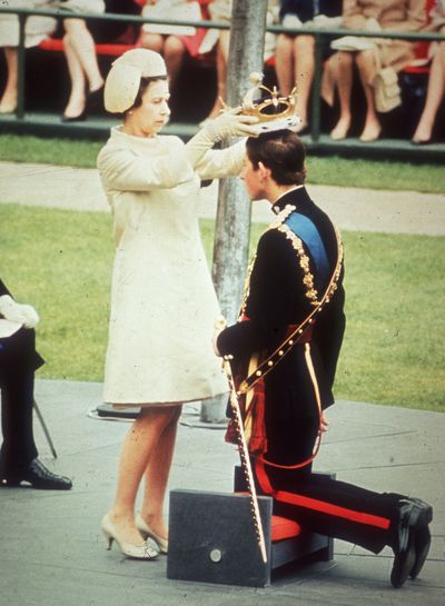 Queen Elizabeth crowns then-prince Charles