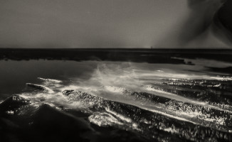 A sea lit up by glowing algæ.
